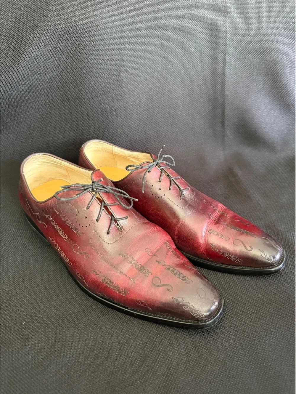 Carrucci Mens Graffiti Script Leather Wholecut Oxfords Burgundy Patina Size 10